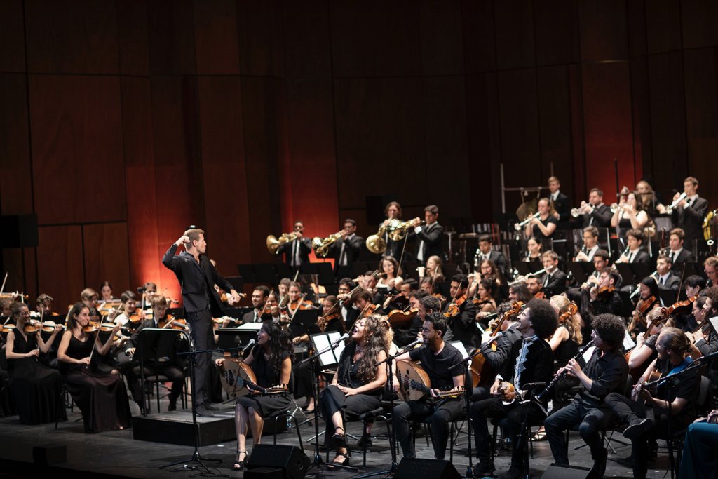 Les solistes de Médinéa devant le grand Orchestre des Jeunes de la Méditerranée pour une création collective qui marque l’histoire de l’ensemble. (Photo Vincent Beaume)