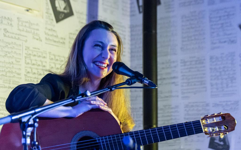 La compositrice Alexia Greco vient de sortir, avec l'auteur Lionel Mazari, un CD intitulé "Tête de Linotte et Cœur d'Artichaut" @Laurent Benejam