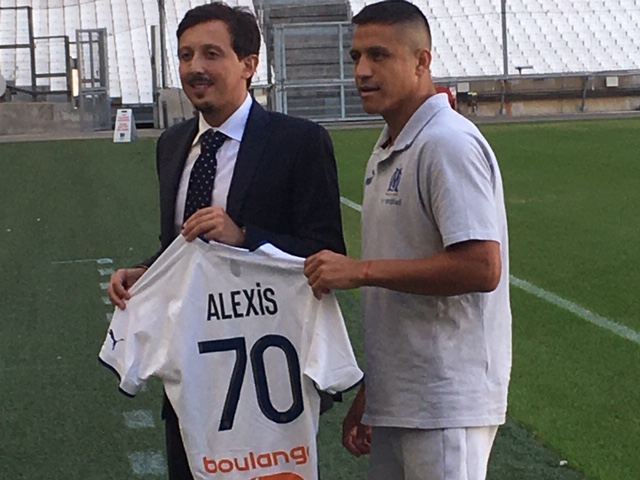 Pablo Longoria et Alexis Sanchez sur la pelouse de l’Orange Vélodrome (Photo G.D)