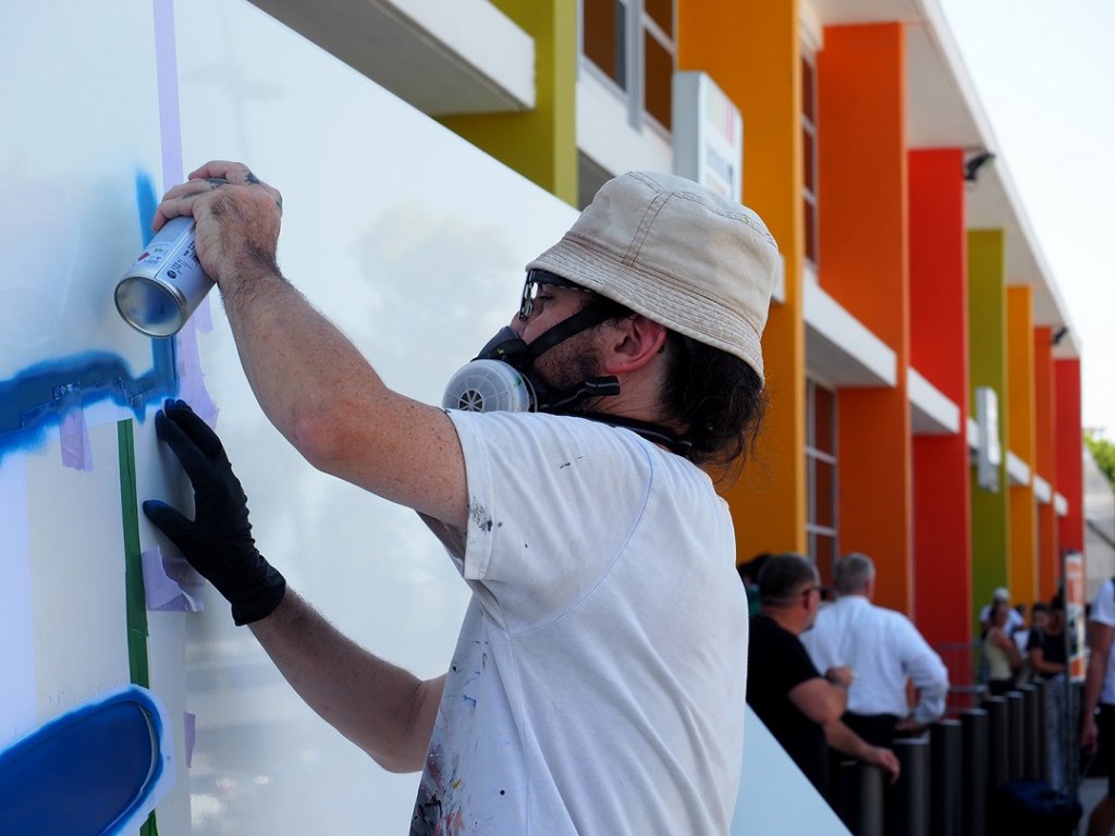 Le graffeurTone à l'oeuvre pour la réalisation d'une fresque historique © AMP