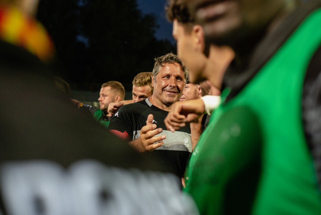 Mauricio Reggiardo était souriant, jeudi soir au Pontet au moment de saluer ses joueurs à l’issue d’un match amical remporté 25-13 alors qu’ils étaient menés 13-0 à la pause. Mais par définition, un match de préparation servant à préparer, après quelques remplacements, les Provençaux ont remis les pendules à l’heure face à Carcassonne. Une victoire qui s’ajoute à celle ramenée de Leucate, il y a une semaine (13-8) toujours face aux Carcassonnais choisis comme sparring partners avant l’ouverture du championnat. (Photo Morgan Mirocolo/Provence Rugby)