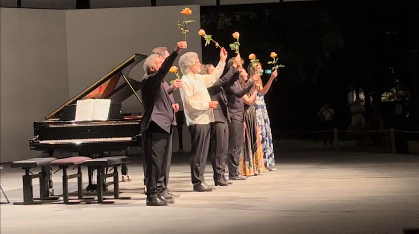 Des roses des 7 pianistes pour un hommage à Nicholas Angelich (Photo Joël Barcy)