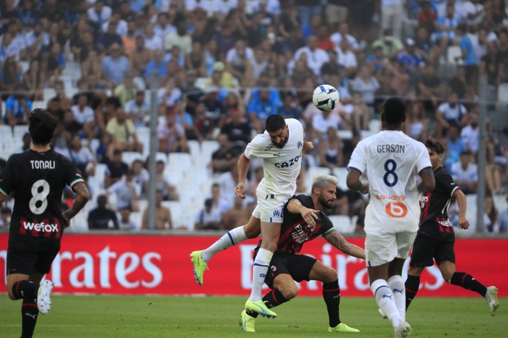 Samuel Gigot domine Olivier Giroud (Photo Laurent Saccomano/Wallis.fr)