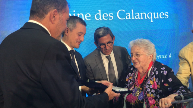 Denise Toros-marter reçoit la médaille du Crif des mains du ministre de l'Intérieur Gérald Darmanin (Photo Joël Barcy)