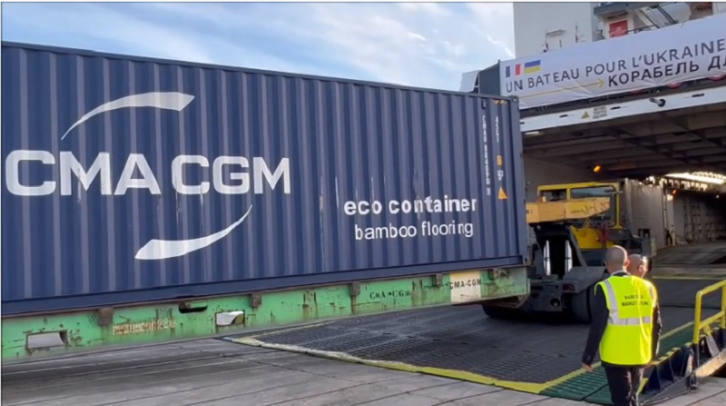 Embarquement des conteneurs à bord de l’Aknoun roulier de CMA CGM (Photo Joël BARCY)