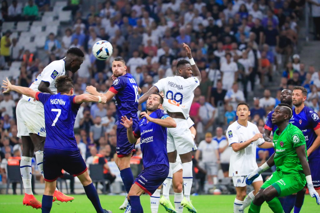 49e minute de jeu, corner tiré par Dimitri Payet et coup de tête gagnant de Pape Gueye (Photo Laurent Saccomano/ Wallis.fr)