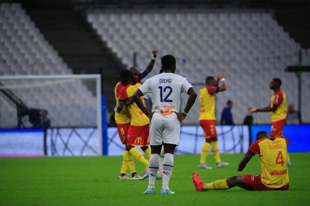 La solitude de Bamba Dieng contraste avec la joie des Lensois au coup de sifflet final (Photo Laurent Saccomano/ Wallis.fr)