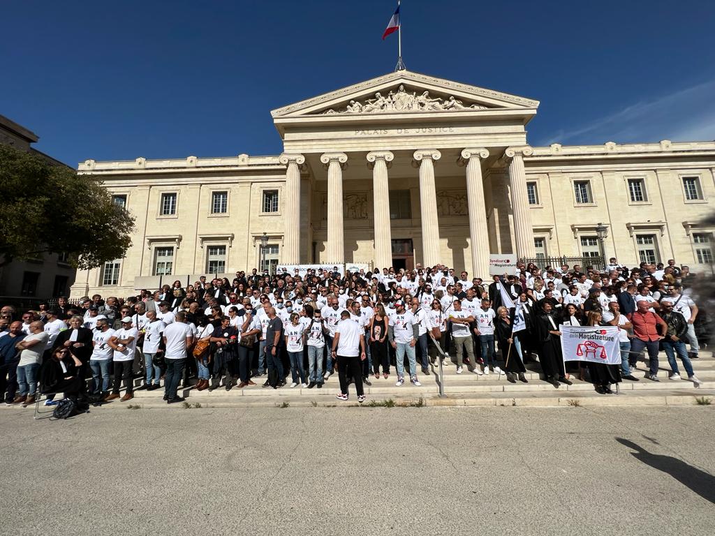 Policiers, magistrats, avocats main dans la main sur les marches du palais de Justice de Marseille (Photo Joël Barcy)