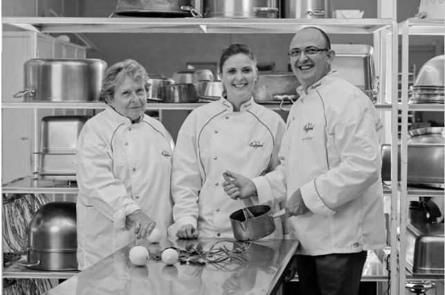 Solène Roelandts entourée de sa grand-mère Marie-Anne fondatrice de la chocolaterie de Puyricard et de son père Tanguy ©chocolaterie de Puyricard