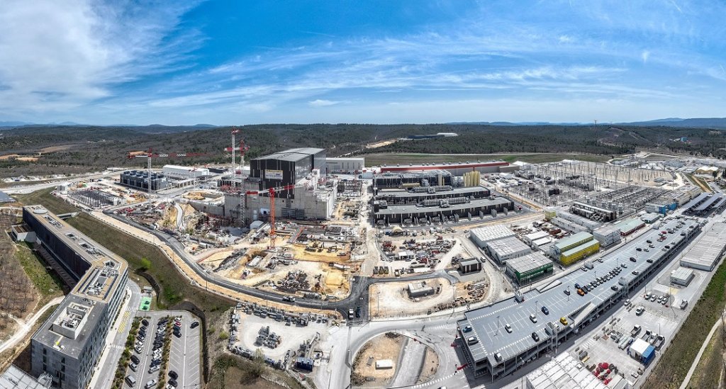 Le chantier de construction de l'installation ITER à Saint-Paul-lez-Durance/Cadarache (13) mobilise quotidiennement plus de 2 500 personnes, appartenant à quelque 500 entreprises ©Iter