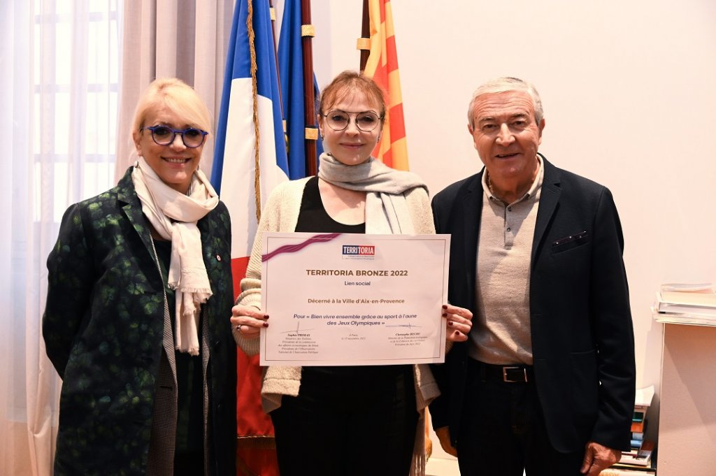 Sophie Joissains, entourée de Brigitte Devésa et Francis Taulan, a reçu le le prix Territoria de Bronze © ville d'Aix-en-provence