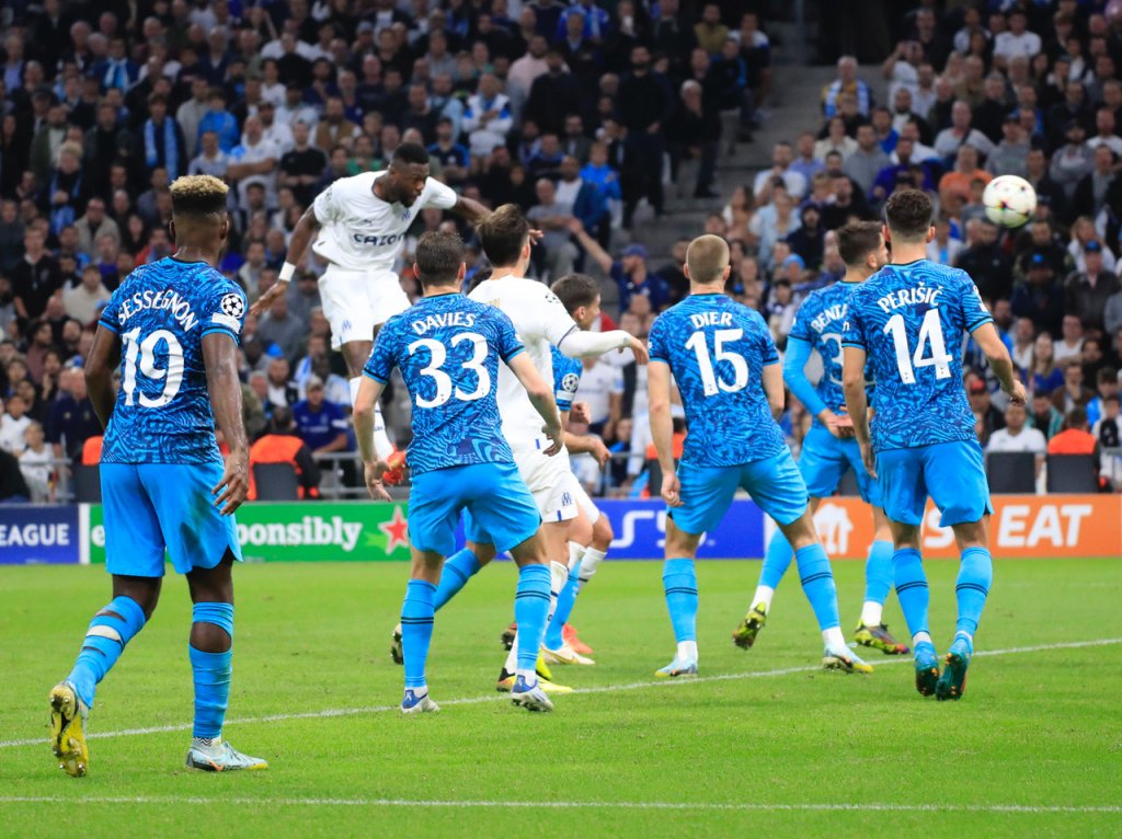 Chancel Mbemba saute plus haut que la défense de Tottenham et ouvre le score (Photo Laurent Saccomano/Wallis.fr)