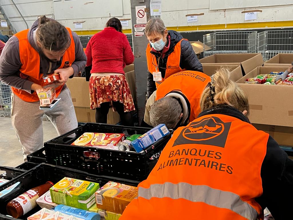 Les bénévoles s'activent pour que la faim ne tiraille pas ceux qui sont dans le besoin (Photo Joël Barcy)