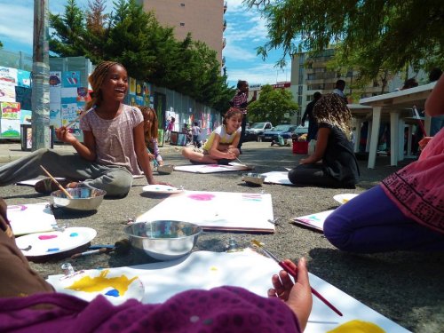 l'association Arts et développement à Marseille: La joie de créer ensemble au pied des immeubles © A&D