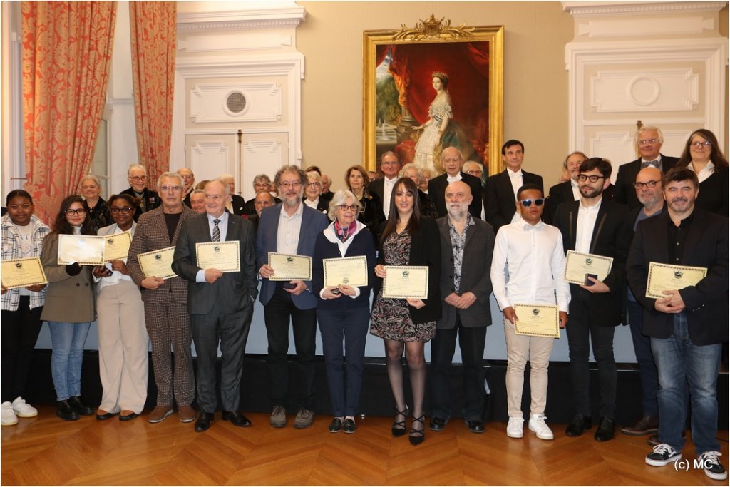 Les lauréats devant les membres de l’Académie des Sciences, Lettres & Arts de Marseille. (Photo Michèle Clavel).