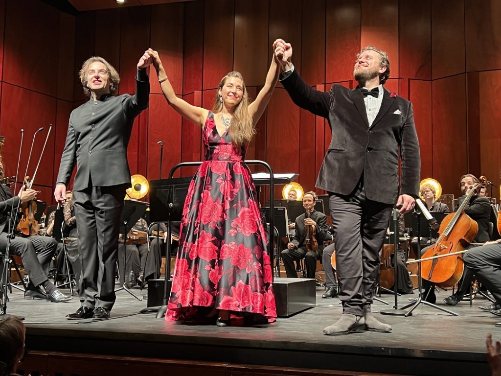 Jérémie Rhorer, Tara Stafford et Michaël Spyres reçoivent l’ovation d’une salle debout à l’issue du concert (Photo M.E)