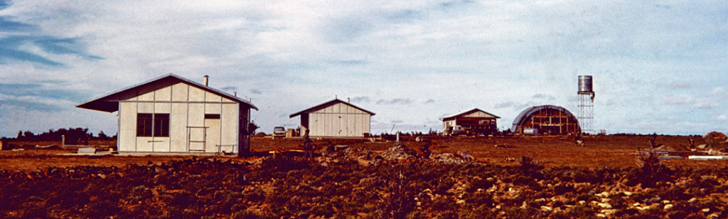 La station d’observation de Zeekoegat en Afrique du Sud. À gauche les habitations, à droite l’abri du Grand Prisme Objectif. (Photo ESO)