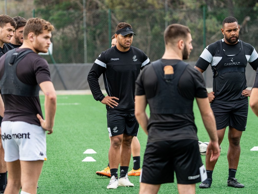 Le trois-quart centre néo-zélandais Kaveinga Finau (au centre avec la casquette) en provenance de Bay of Plenty, a intégré l’effectif provençal le 1er janvier. Il est engagé jusqu’au terme de la saison 2024/2025 en tant que joueur supplémentaire. Agé de 28 ans, il a été international U20 et a disputé à ce titre la coupe du monde 2014. (Photo Provence Rugby)