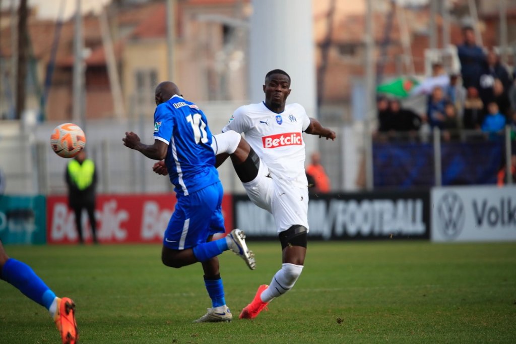 Quinzième minute de jeu : Eric Bailly blesse le Hyérois N’Diaye sur cette action et reçoit un carton rouge direct (Photo Laurent Saccomano/Wallis.fr)