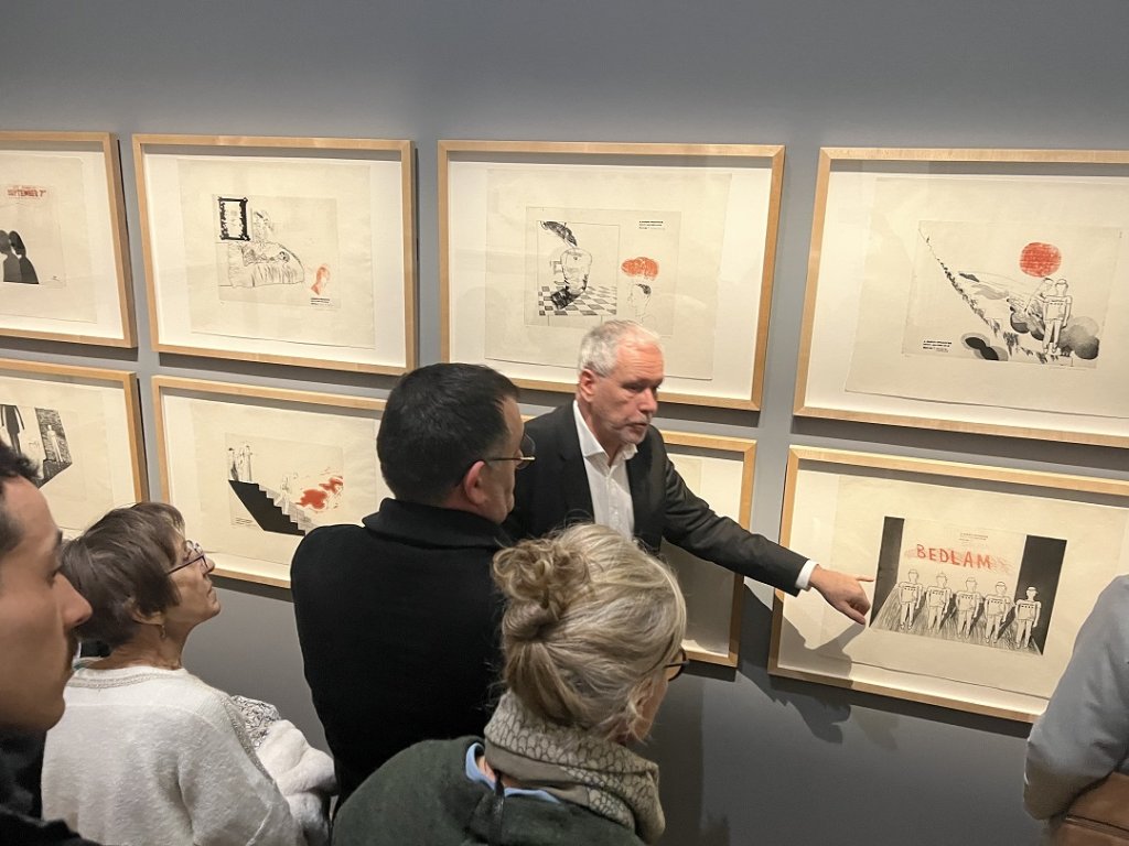 C'est Bruno Ely, directeur et conservateur en chef du musée Granet qui a commenté la visite de l’exposition Hockney ; ici la série de lithographies consacrées au Rake’s Progress. (Photo M.E).