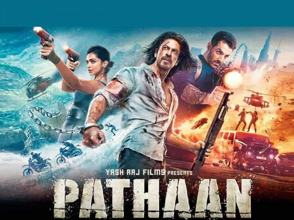 Shah Rukh Khan, Deepika Padukone and John Abraham dans "Pathaan" (affiche du film)