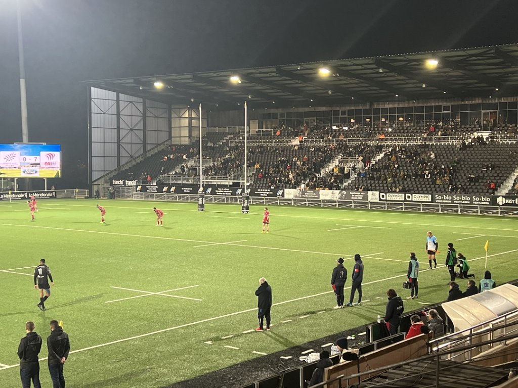 La nouvelle tribune du stade Maurice David vendredi soir dernier. Triste, à l’image du match. Elle ne demande qu’à se remplir et à vibrer ; aux provençaux de faire en sorte que ce devienne une réalité. (Photo M.E.)