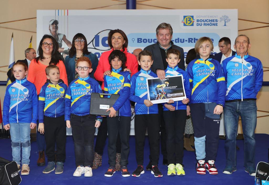 Remise des équipements aux jeunes cyclistes du département (Photo Département BdR)