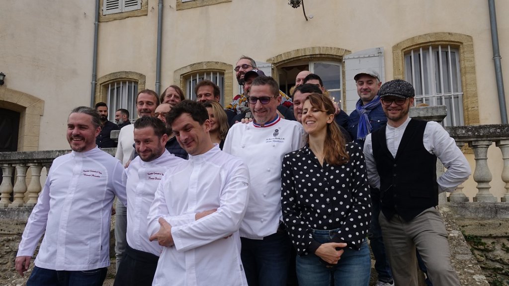 Les chefs de cette première Rencontre 2023 réunis sur le perron du Château de Vaudieu ( de g. à dr. Benoît Perrotin, Florian Descours, Louis Thomas) en compagnie du chef Julien Roucheteau, de Laurent Bréchet, Dimitri Kuchenbrod et des membres du jury (Nicole Ferroni, Séverine Ferrer, Stéphane Henon, Serge Dupire, Titoff, Claude Leroy et Christophe Guèze). (Photo Anthony Millet)