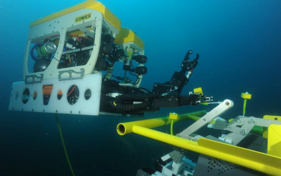 Connexion sous-marine par un robot téléopéré © Comex, CNRS / Photothèque IN2P3