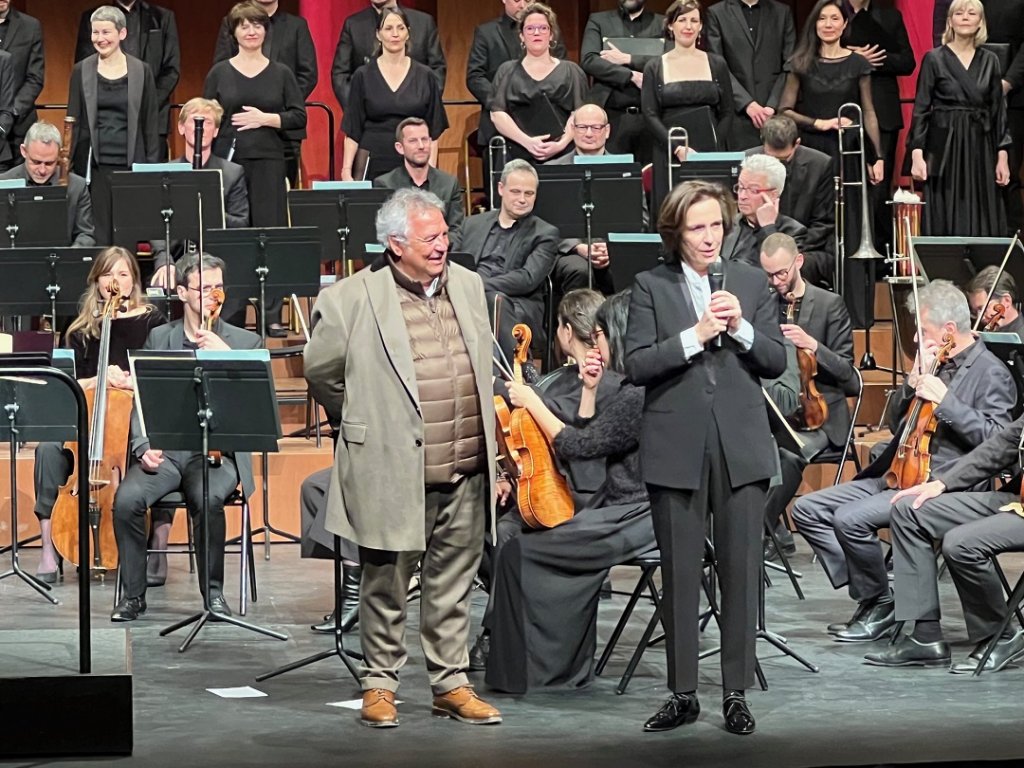 Dominique Bluzet et Laurence Equilbey sur le plateau du Grand Théâtre de Provence à l’issue du Requiem de Fauré. (Photo M.E.)