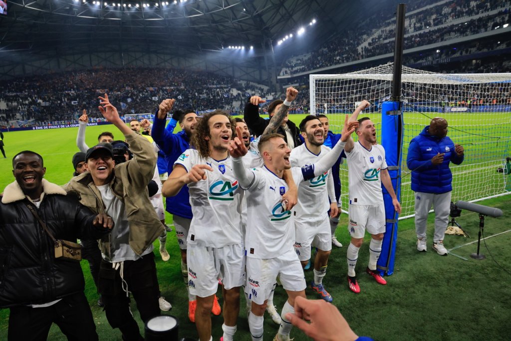 Les Olympiens fêtent la qualification pour les quarts de finale devant les supporters du virage sud (Photo Laurent Saccomano/ Wallis.fr)