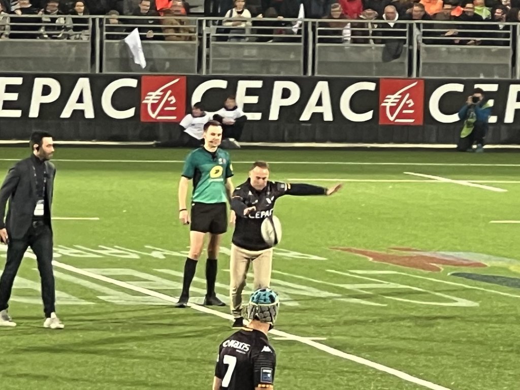 C’est Jean-Pierre Papin qui a donné le coup d’envoi de la rencontre face à Biarritz. (Photo M.E.)