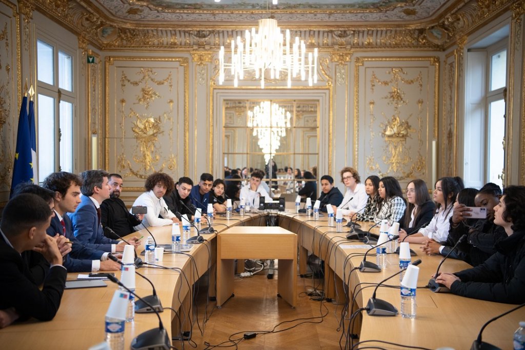 Rencontre à Matignon entre les jeunes de l'association marseillaise Protis et Mathieu Maucort, délégué interministériel à la jeunesse auprès d’Élisabeth Borne (Photo DR)