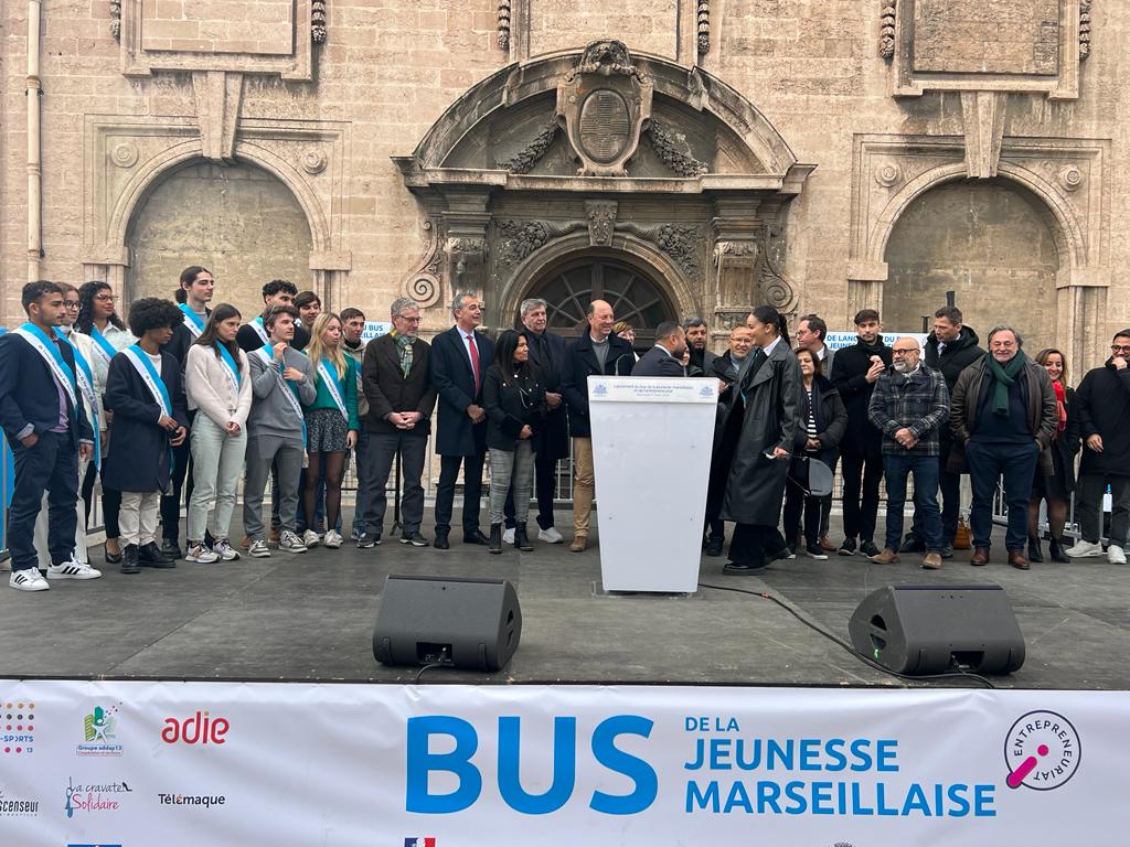 Lancement devant la mairie du Bus de l'entrepreneuriat de la jeunesse marseillaise (Photo Joël Barcy)