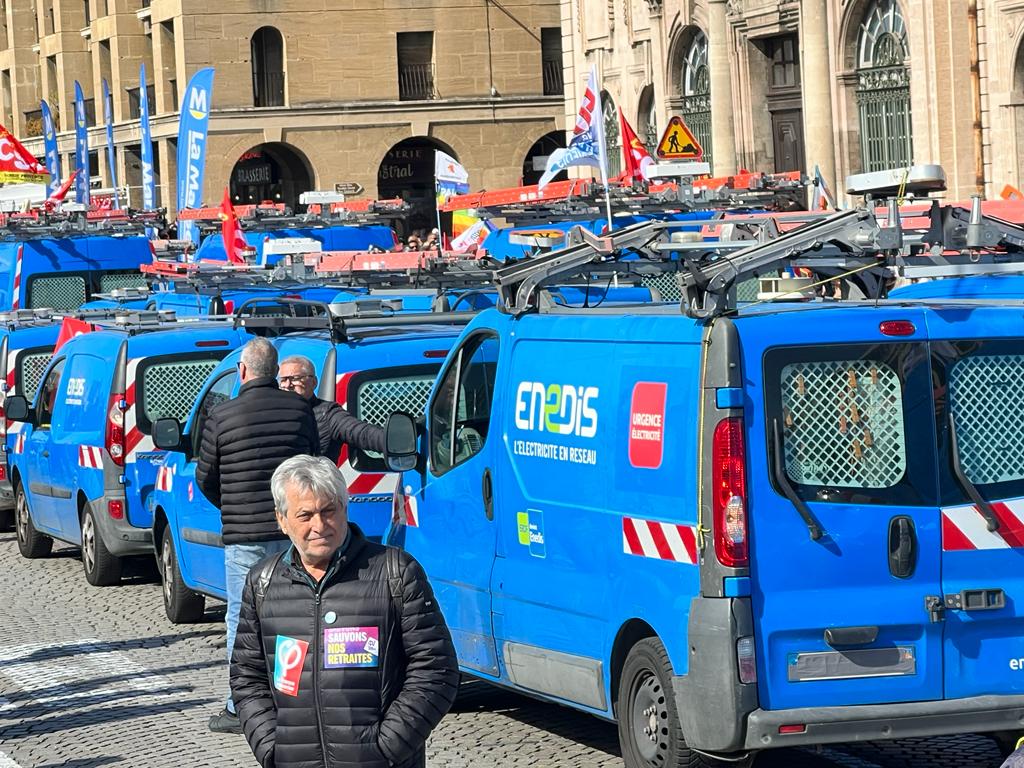 Les salariés de l'énergie ont ouvert le cortège avec les véhicules d'Enedis (Photo Joël Barcy)