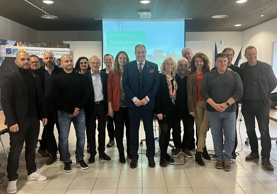 Mohamed Laqhila entouré d'acteurs économiques, associations de la circonscription et élus locaux lors de la restitution des contributions (Photo DR/Twitter ML)