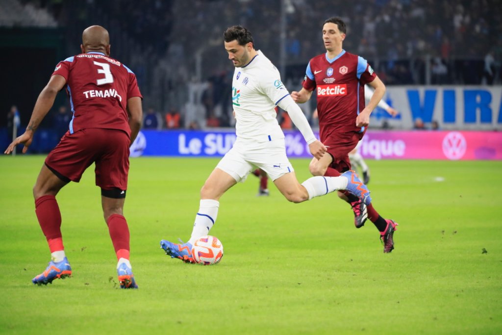 Sead Kolasinac, entre deux Annéciens, et la défense ont craqué deux fois en six minutes en deuxième mi-temps (Photo Wallis.fr)