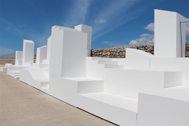 Exposition de Kader Attia: Des blocs de béton blanc, architecture du Sud, mémoire d’enfance, pont entre le Nord et le Sud, terrain de jeu... (Photo Philippe Maillé)