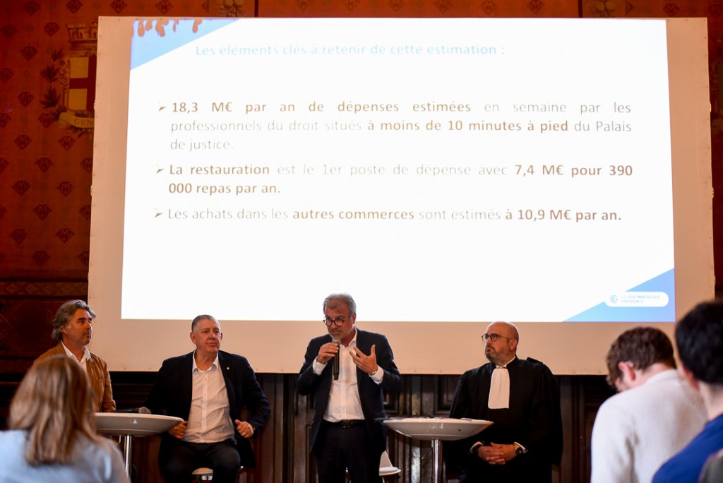 Avocats et monde économique unis pour défendre la place du Palais de justice en centre-ville (Photo Sophie Vernet)