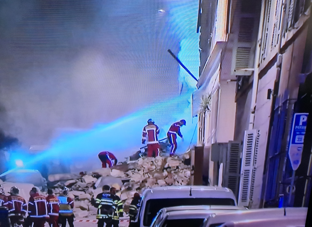 Plus de 300 pompiers se relaient sur l'intervention de la rue Tivoli (Photo capture d'écran)