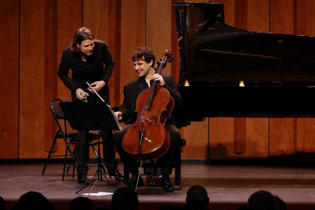 Victor Julien-Laferrière au violoncelle et David Fray au piano dans l’écrin du Jeu de Paume (Photo Caroline Doutre)