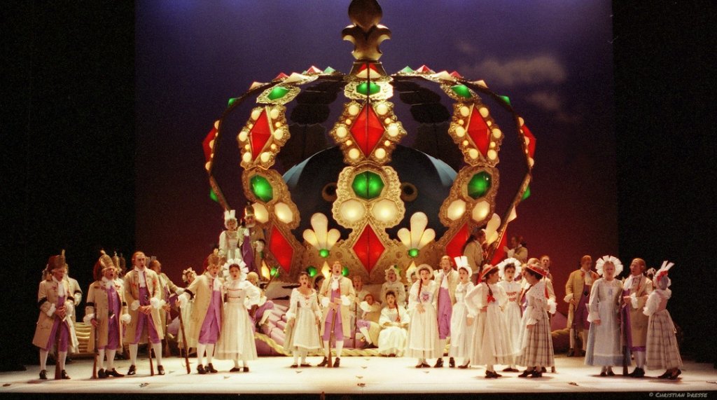 Un des tableaux de La Grande duchesse de Gérolstein d’Offenbach dans une production de 1997. C’est une nouvelle mise en scène qui sera proposée à l’Odéon. (Photo Christian Dresse)