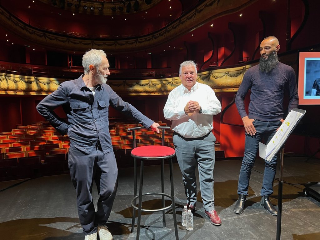 Pour la conférence de presse de présentation de la saison des Théâtres, Dominique Bluzet avait invité un partenaire et ami de longue date, Angelin Preljocaj et Kamel, le responsable de l’Après M. (Photo M.E.)