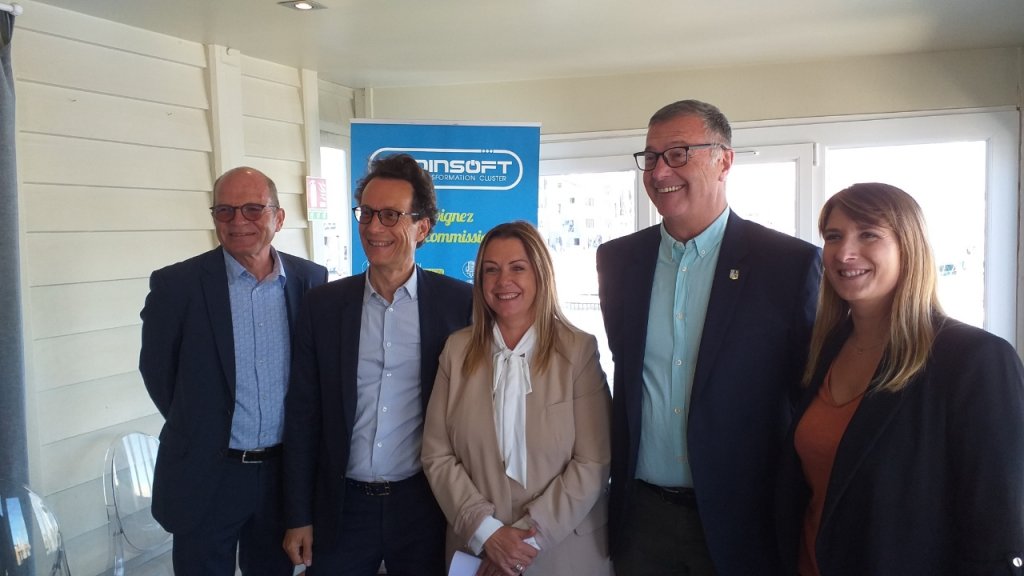 Stépahie Ragu entourée de Jean-Daniel Beurnier et Hervé Liberman (Photo Michel Caire)