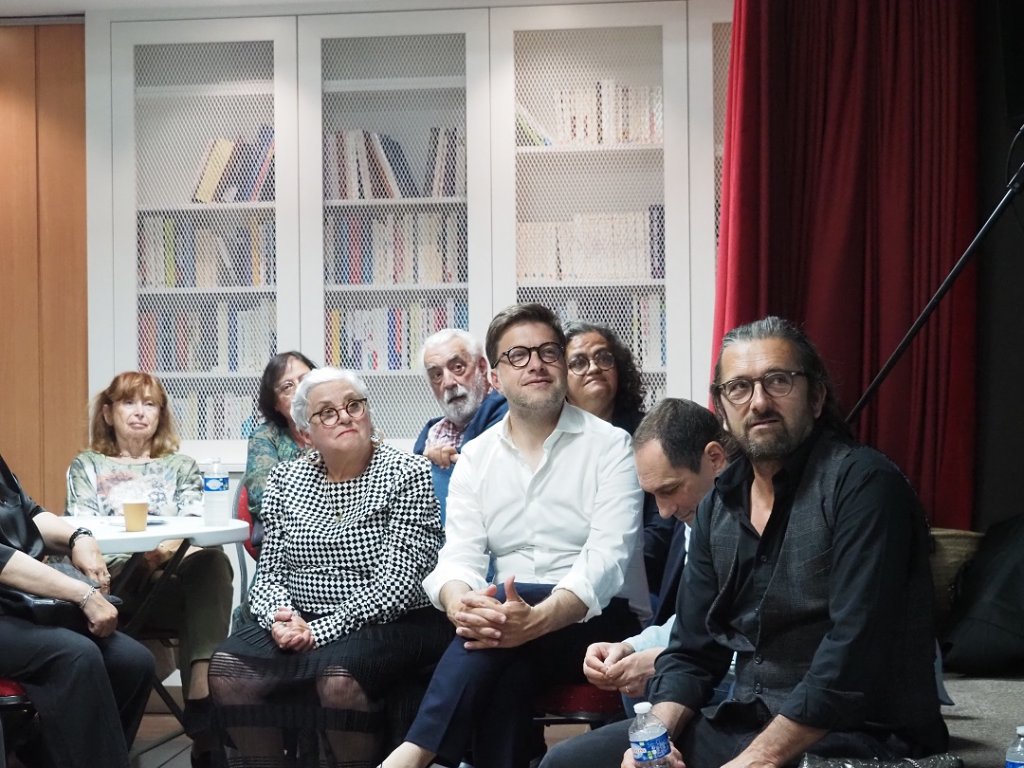 Benoît Payan et Evelyne Sitruk entourés de personnes venues rendre un dernier hommage à Martine Yana (Photo hagay Sobol)