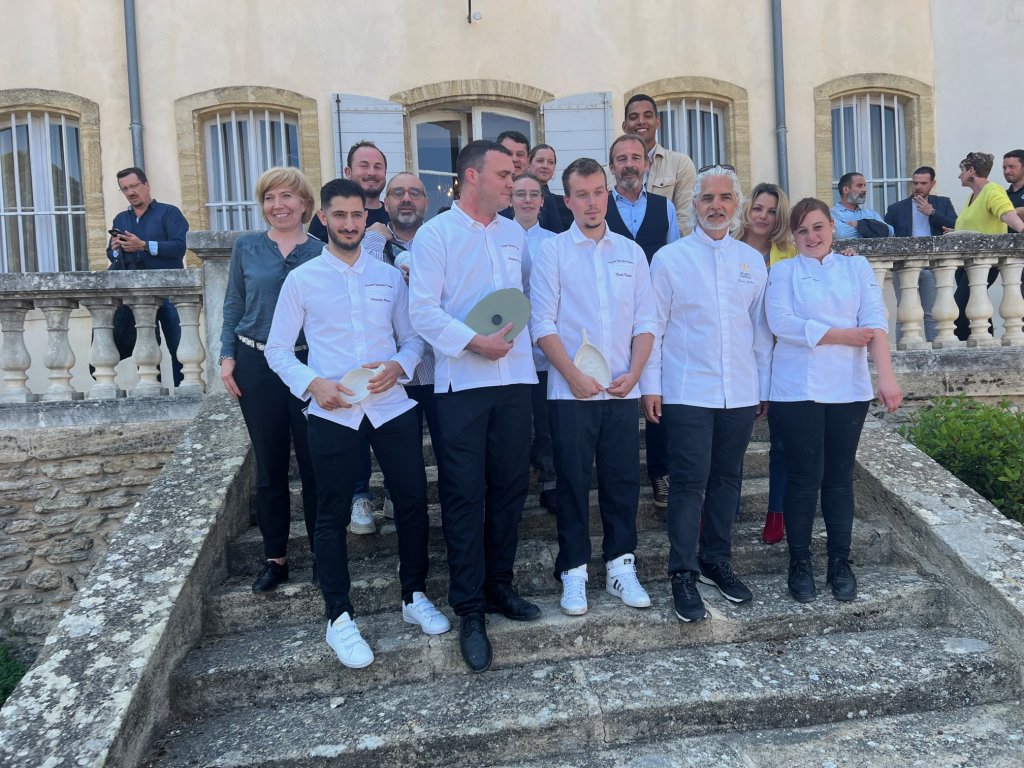 Chefs et membres du jury réunis sur le perron du château de Vaudieu. Au premier rang, de g. à dr. Christophe Pulizzi, Matthieu Hervé, Ewen Martin et Xavier Mathieu. (Photo M.E.)