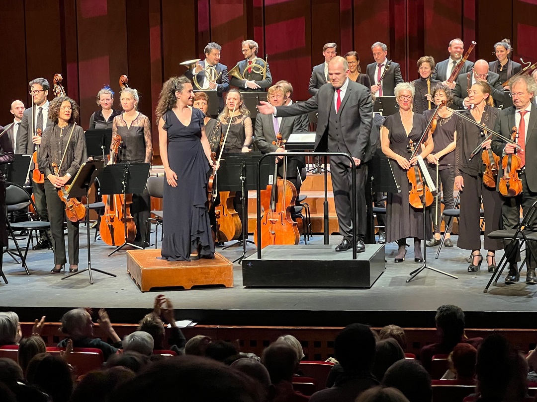 Destimed Chouchane Siranossian et Francois Xavier Roth aux saluts devant lorchestre Les Siecles a lissue de linterpretation du concerto pour violon de Beethoven. Photo M.E. copie