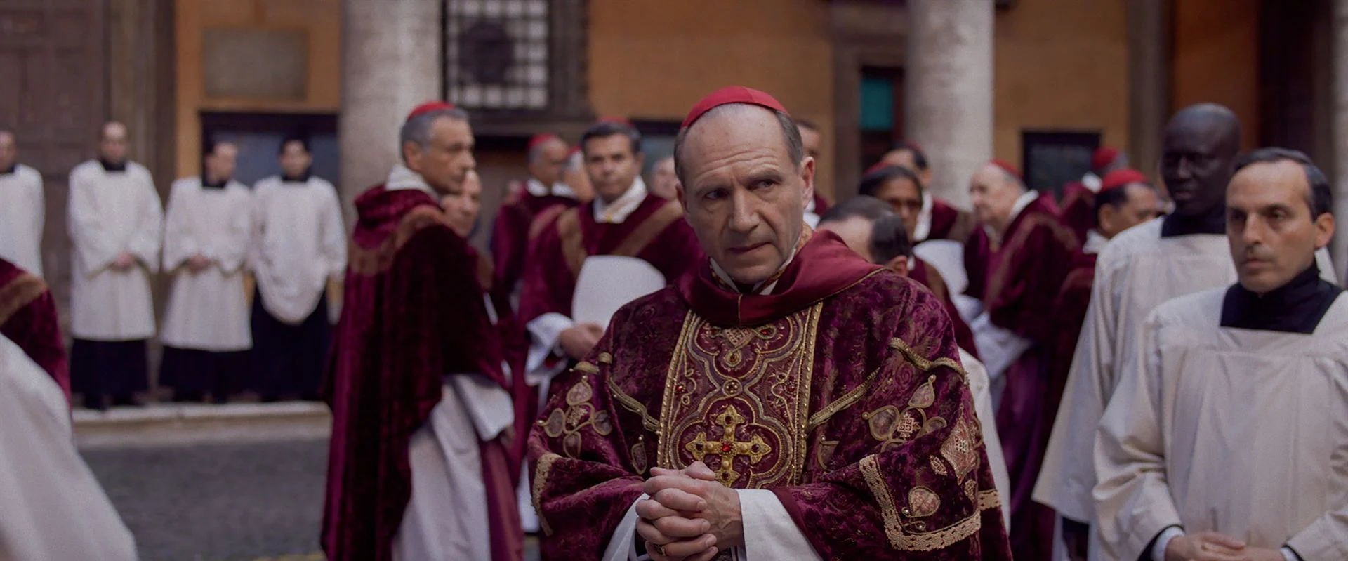 Destimed Ralph Fiennes impressionnant sous les traits du Cardinal Lawrence pourrait bien decrocher un Oscar dinterpretation Photo Copyright Focus Features